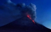 Один из наибольших вулканов мира извергается на сотни метров