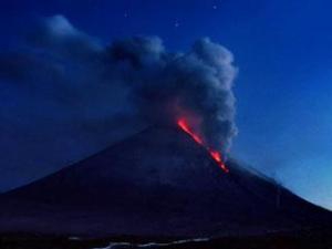 Один из наибольших вулканов мира извергается на сотни метров
