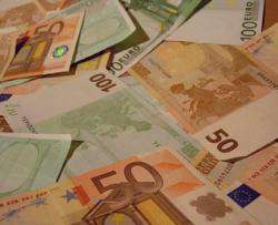 Евро подешевел на межбанке еще на 5 копеек