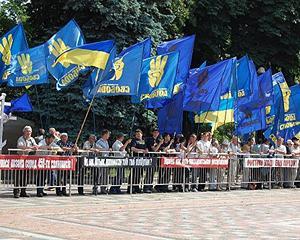 На митинге &amp;quot;Свободы&amp;quot; разыграли сценку о сдаче страны