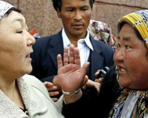 На юге Кыргызстана начались столкновения между киргизами и узбеками