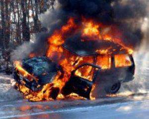 У Києві люди в спецодязі підпалювали авто 