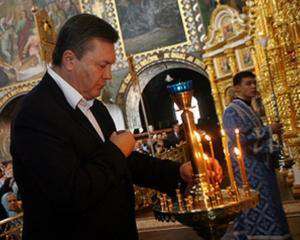 Янукович в компания Азарова и Литвина молится в Лавре