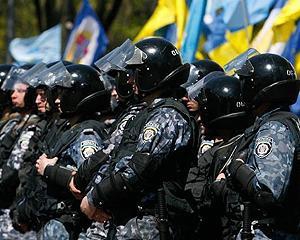 Люди Тягнибока прорвали кордон милиции и побежали к Януковичу