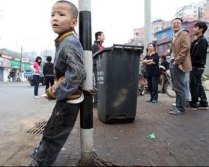 Китаец приковал 8-летнего сына к столбу и выставил на продажу