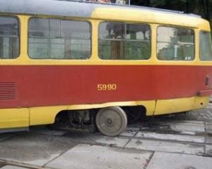 Трамвай с пассажирами сошел с рельсов в Киеве 
