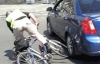 Таксист въехал в велоколонну и сбил велосипедиста (ФОТО)  