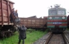 Из-за отказа тормозов 6 вагонов поезда врезались в электроопоры (ФОТО)