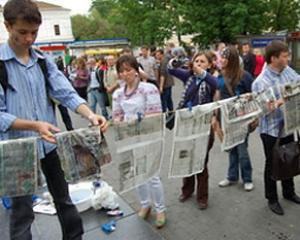 До маршу журналістів приєдналась дівчина з FEMEN