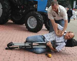 Охоронця Януковича, який кинув на землю журналіста, відсторонили