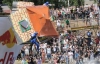 В Киеве летали на сельских туалетах и презервативах (ФОТО)