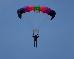 Под Днепропетровском разбился парашютист