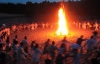 У Пущі-Водиці стрибали через вогнище і палили одяг (ФОТО)