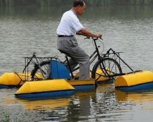 В Китае изобрели водный велосипед
