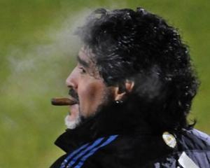 Марадона поиграл в футбол с сигаретой в зубах (ВИДЕО)