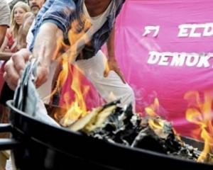 Феминистки сожгли мешок денег в знак протеста 