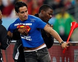 &amp;quot;Супермен&amp;quot; вибіг на поле під час матчу Іспанії та Німеччини (ВІДЕО)