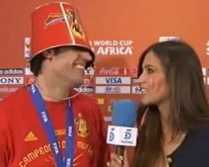 Футболіст збірної Іспанії дав інтерв&quot;ю з металевим відром на голові (ВІДЕО)