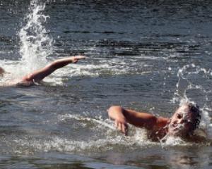 Подвыпившие киевляне продолжают лезть купаться