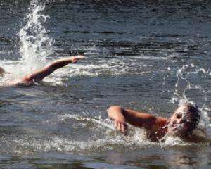 Подвыпившие киевляне продолжают лезть купаться