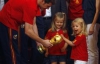 Испанские футболисты дали потрогать кубок королевским внучкам (ФОТО)