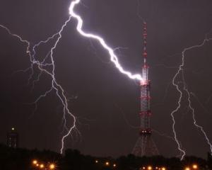 Поділ і площа Перемоги притягують найбільше блискавок 