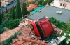 Жінка припаркувала свою автівку на даху чужого будинку (ФОТО)