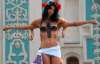 Девушки с FEMEN пошли на Кирилла с черными грудьми (ФОТО)