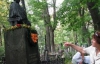 На роковини Лесі Українки вандали обікрали її могилу (ФОТО)