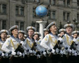 Янукович не захотел устраивать военный парад на День независимости