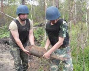 На Закарпатті злива вимила з-під землі фугасну бомбу