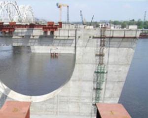 В Киеве сносят гаражи, которые мешают строительству моста Кирпы