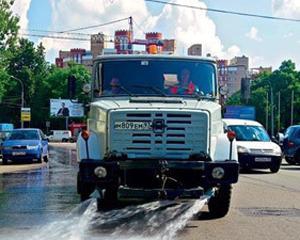 У Запоріжжі через спеку цілодобово поливають дороги