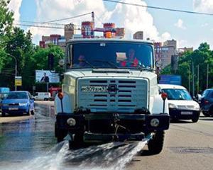 В Запорожье из-за жары круглосуточно поливают дороги