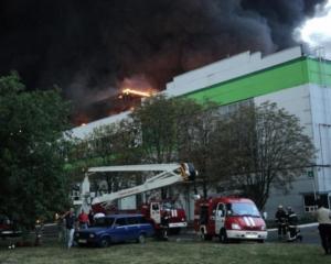 12 часов ликвидировали пожар на складах бытовой техники в Киеве