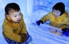 Корейцы прячутся от жары в ванны из льда