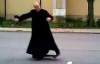 Католический священник-экстремал учит подростков кататься на скейте (ВИДЕО)