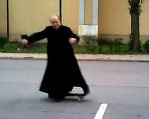 Католический священник-экстремал учит подростков кататься на скейте (ВИДЕО)