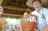 На Сорочинской ярмарке Янукович купил хлеб за 100 грн (ФОТО)