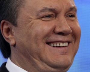Янукович подарував Кобзону книги українською та вишиванку