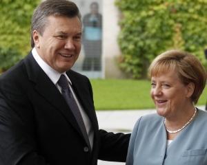 Янукович встретился и пообедал с Меркель