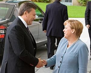 Янукович не захотел говорить с Меркель по-английски