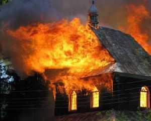 На Киевщине горит церковь Святого Николая