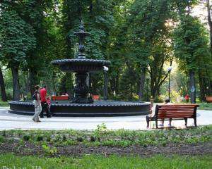 Киевляне не смогут гулять в парках после десяти вечера