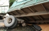 Грузовик с 10 тоннами зерна провалился под асфальт (ФОТО)