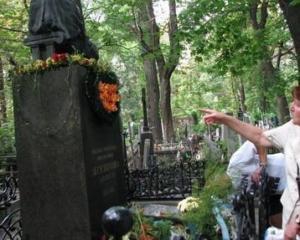 Вандал заработал на надгробии Леси Украинки 250 грн