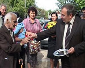 88-летний молодой папа сменил подвал на квартиру