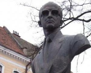 На Тернопільщині пам&quot;ятнику провіднику ОУН пробили обличчя