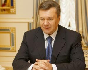 Янукович губернатору: &amp;quot;Коли хтось стоїть за спиною, у мене руки завжди неспокійні&amp;quot;