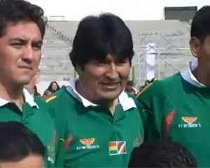 Президент Боливии сыграл в футбол со своими политическими оппонентами (ВИДЕО)